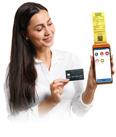 Uma mulher segurando um smartphone com ícones de aplicativos e um código QR em uma mão, enquanto apresenta um cartão de crédito com a outra mão.